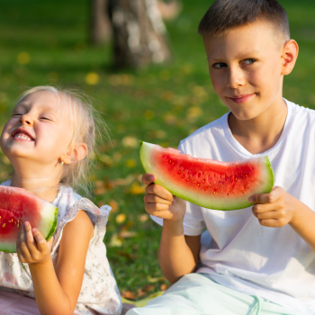 niños comen sandia