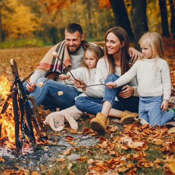 Familia en un parque en otoño